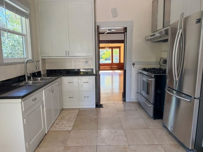 Building Photo - Charming 2-bedroom, 2-bathroom Burlingame ...