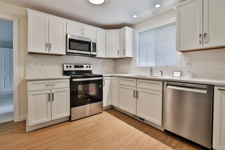 Building Photo - 4 Myopia Ln