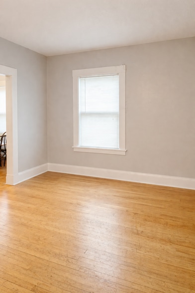 Building Photo - 810 University Ave SE