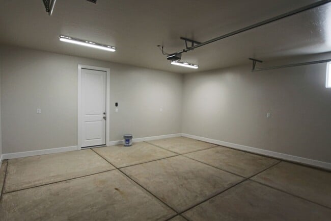 Building Photo - LIKE NEW: 2170+ SQFT and majestic VIEWS  3 Br 2.5 Ba 2 Car garage