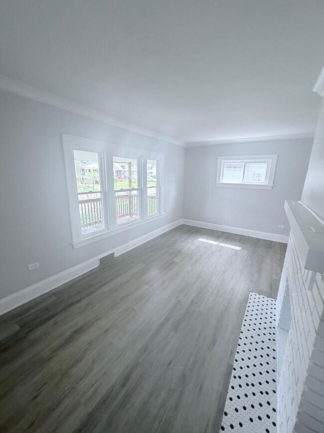 Building Photo - Gorgeous 4 bd, 1.5 bth Cleveland Heights Stunner!