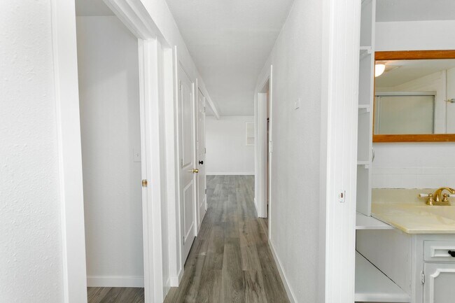 Building Photo - Modern 4bd 2.5 bath Home
