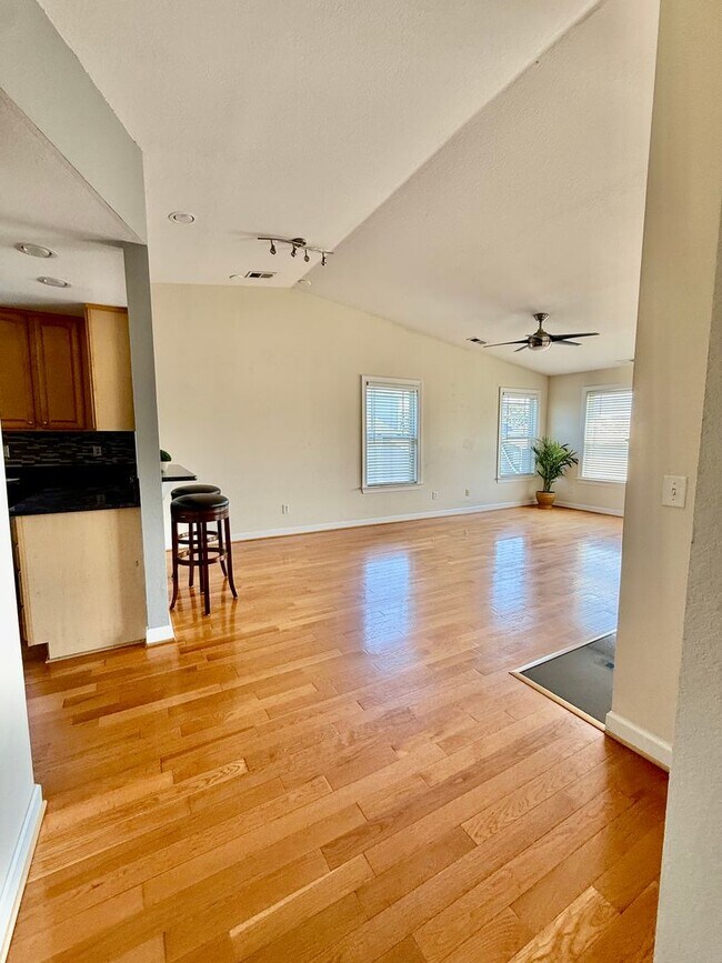 Building Photo - 3BD/3.5 Condo with Garage & Backyard in Shadowlawn! Blocks to the Beach! AVAILABLE NOW!
