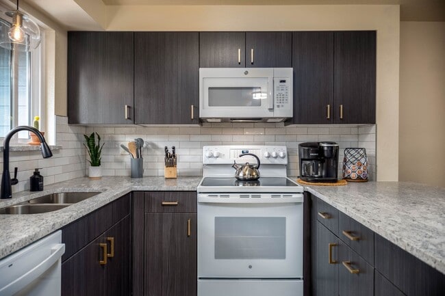 Building Photo - Sleek, Modern SE Boise Townhouse