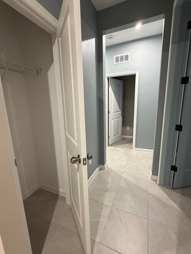 Building Photo - 882 Asterfield Ln