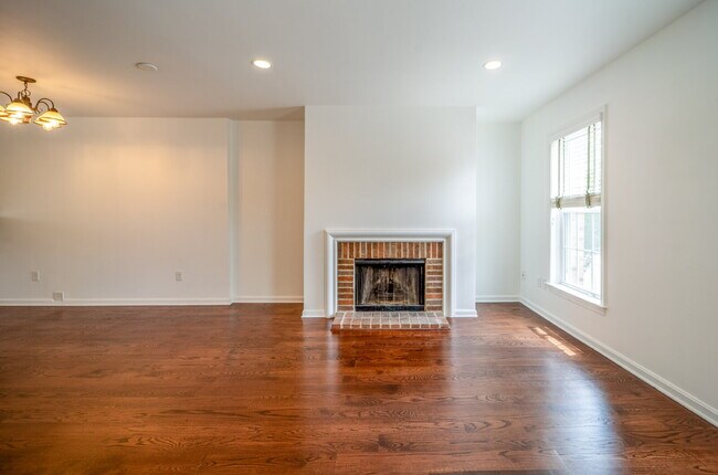 Building Photo - Sophisticated Townhome Steps from East Fal...