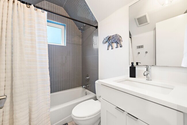 Building Photo - 1310 Choquette Dr