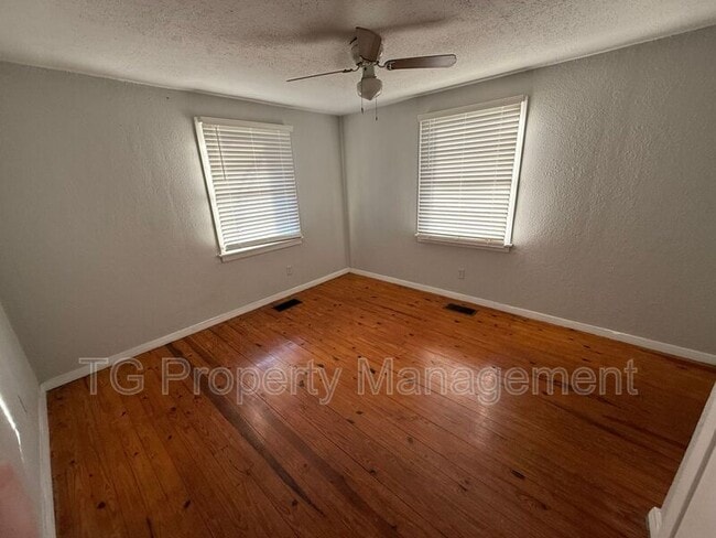 Building Photo - 5557 Ramona Blvd