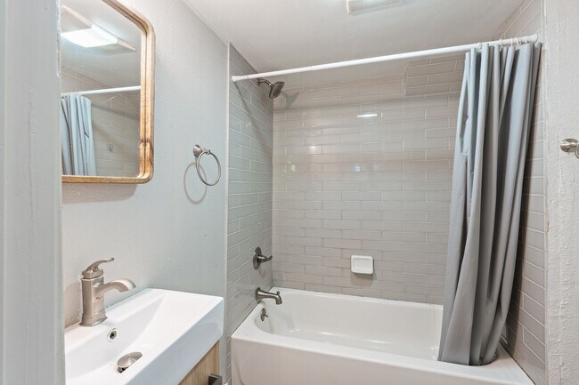 Building Photo - 1 BD available in the serene SW Hills