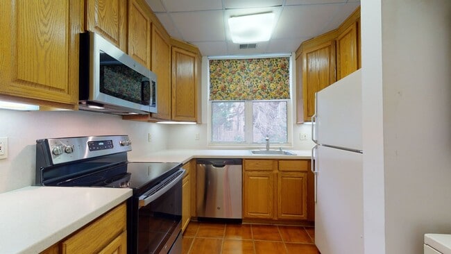 Building Photo - Two Level Two Bedroom Two Bath with Privat...