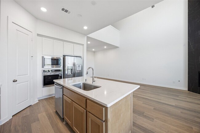 Building Photo - 16719 Lake Austin St