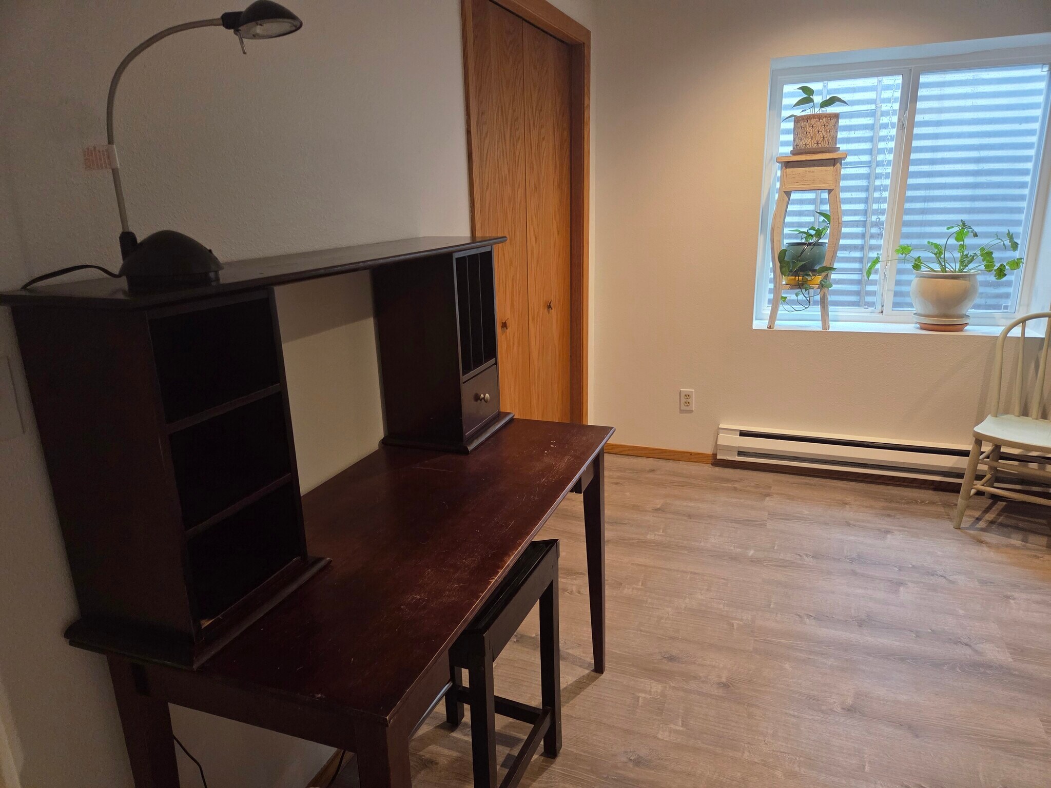 desk - 3643 Roundtree Ct