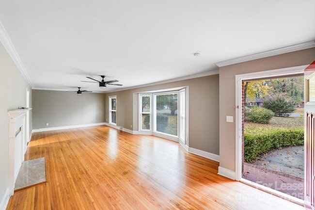 Building Photo - 5600 Riviere Dr