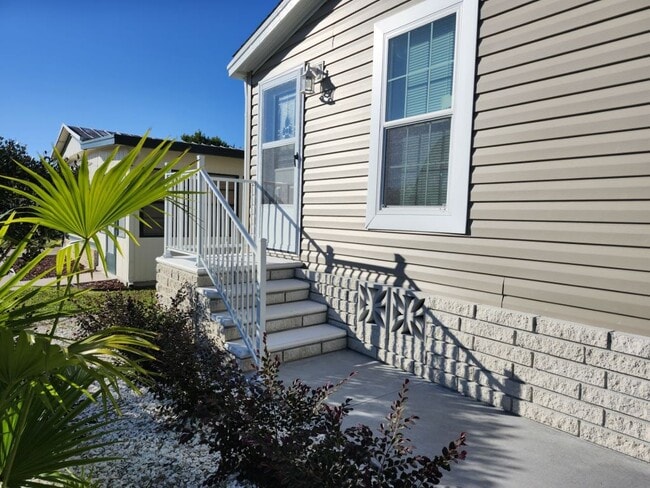 Building Photo - 43 Lake Griffin Dr