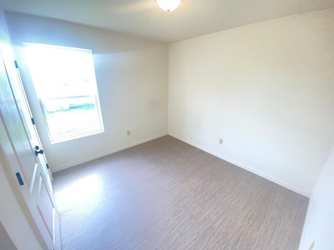 Building Photo - For Lease - 2 Bed, 1 Bath, 950sqft Duplex ...