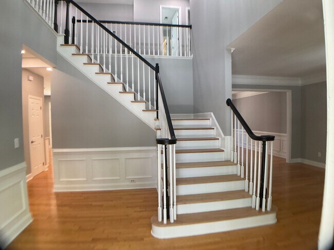 Building Photo - Absolutely Stunning Rare Rental in Hope Va...