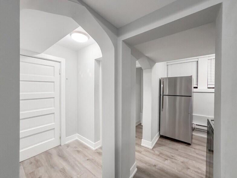 Building Photo - 4416 N Wolcott Ave