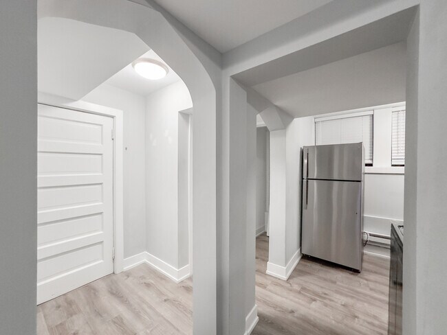 Building Photo - 4416 N Wolcott Ave