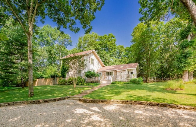 Building Photo - 1137 Springs Fireplace Rd