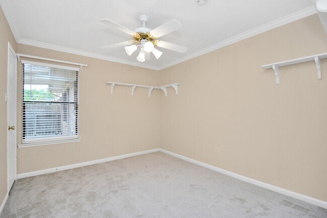 Building Photo - 2818 Colonial Dr