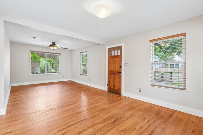 Building Photo - 4315 Bellvue Ave