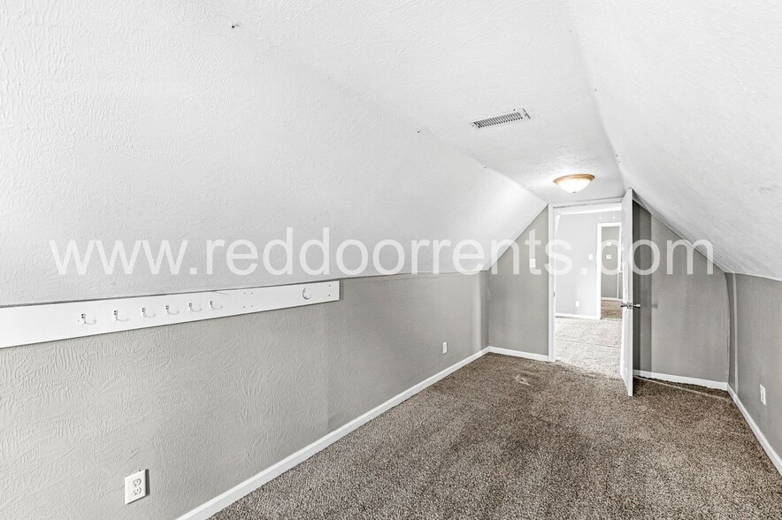 Building Photo - 2037 Bellefontaine St