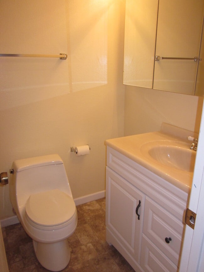 Building Photo - Cute and Cozy 1 Bedroom Condo in Gated Tim...