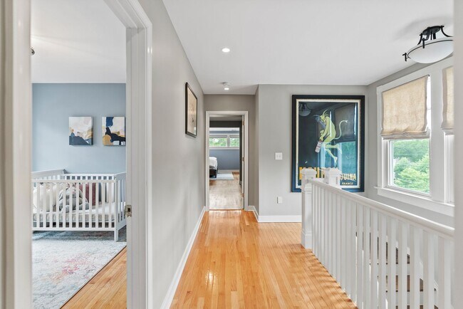 Building Photo - Spacious Kent Home | 6 Bed | 4 Bath | 4,000 Sf | Front Porch + Backyard | Detached 4-Car Garage