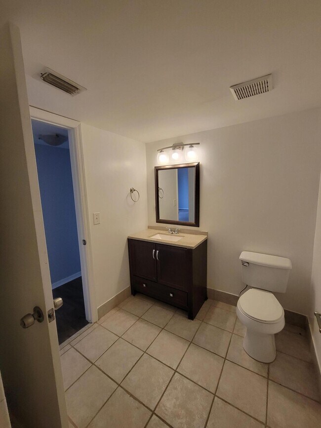 Building Photo - 1400 Crestwood Ct S