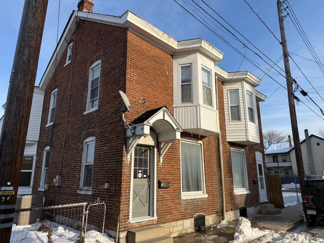 Building Photo - 4 bedroom house for rent