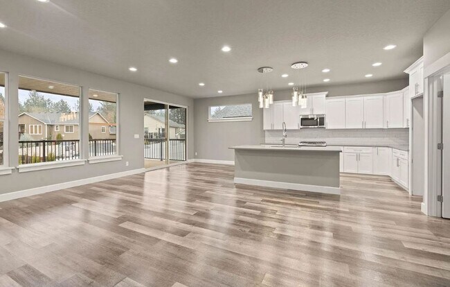 Building Photo - Discover Luxury at Every Turn!