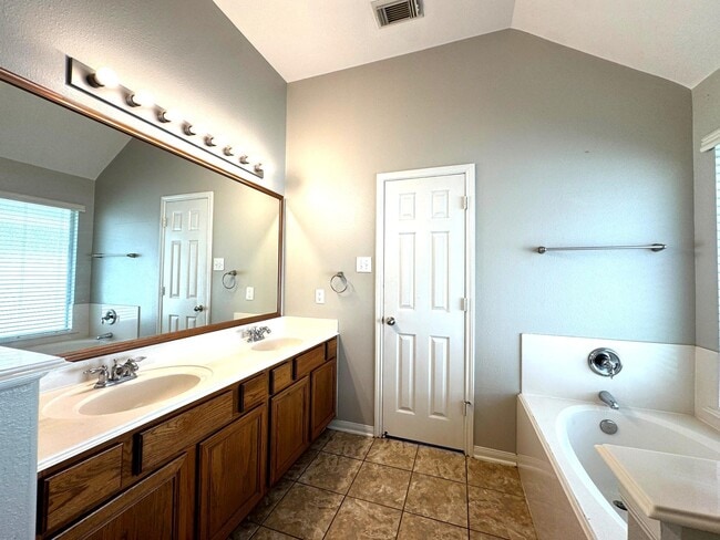 Building Photo - 5907 Yaupon Ridge Dr