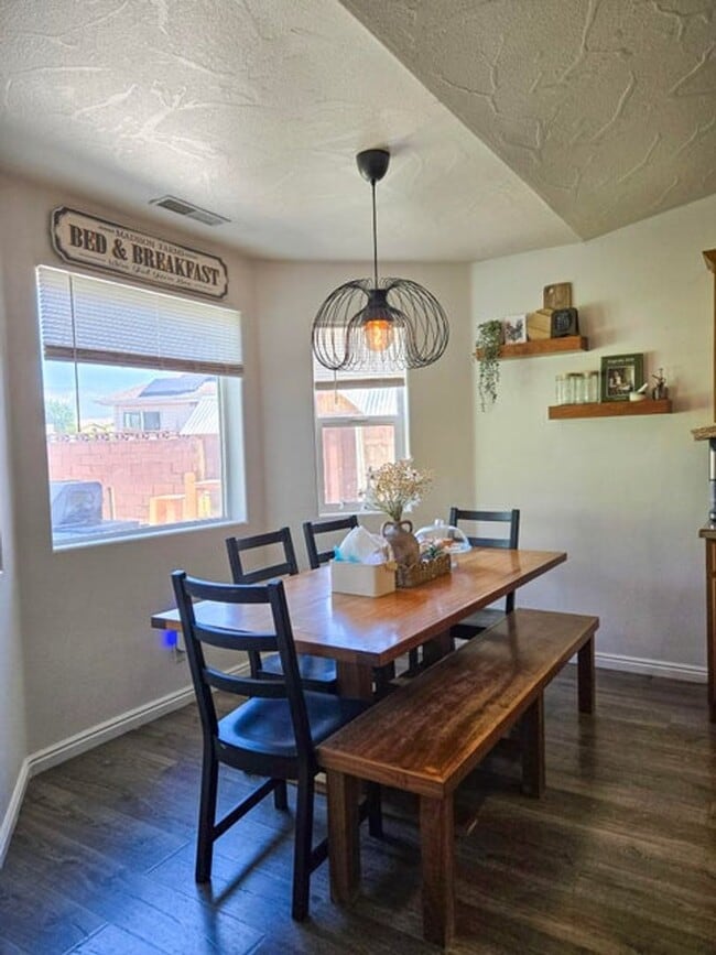 Building Photo - Charming 3 Bed, 2 Bath Home in Quiet Cul-d...