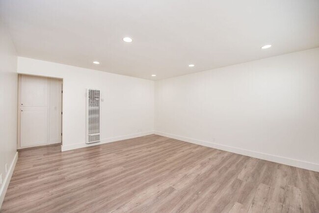 Building Photo - East Side Gem