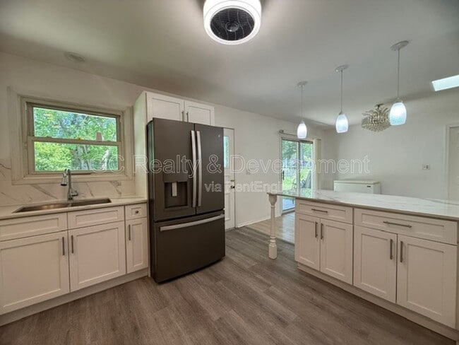 Building Photo - 14949 Highland Ave