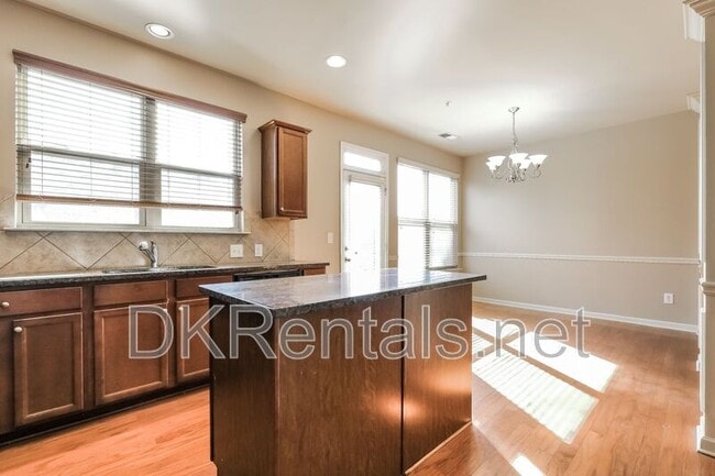 Building Photo - 6685 Story Cir