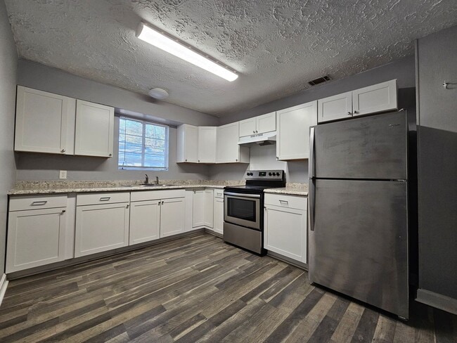 Building Photo - 3 Bedroom, 2 bath w/ detached 1 bed/ 1 bat...