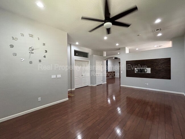 Building Photo - 774 E Maria Ln