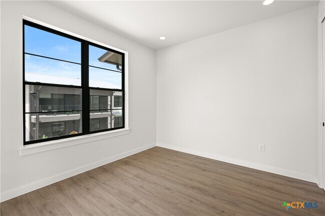 Building Photo - 634 Central Pkwy