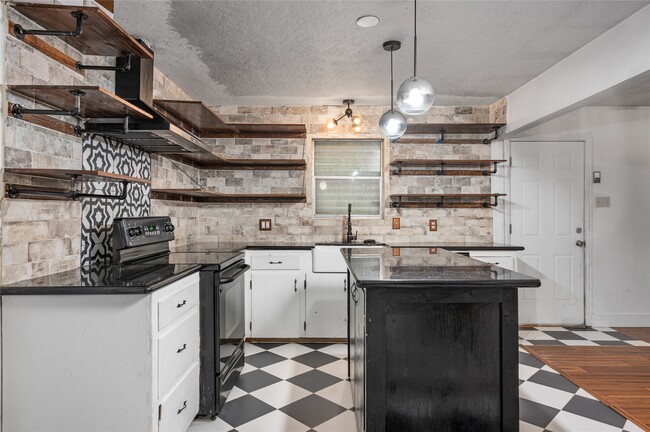 Building Photo - 1219 Park Ln