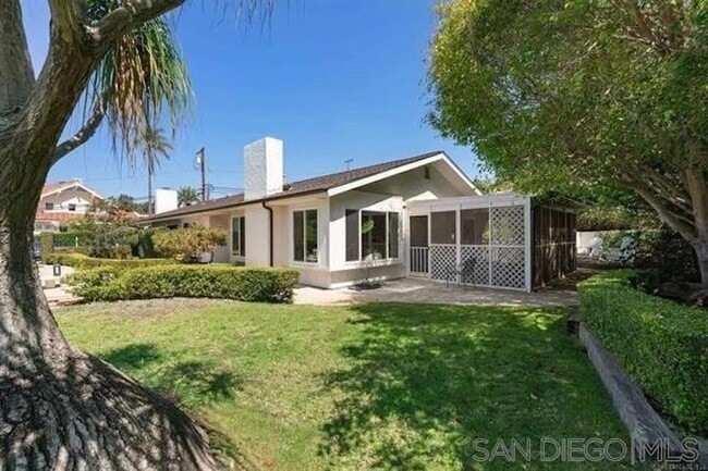 Building Photo - 445 Avenida Primavera