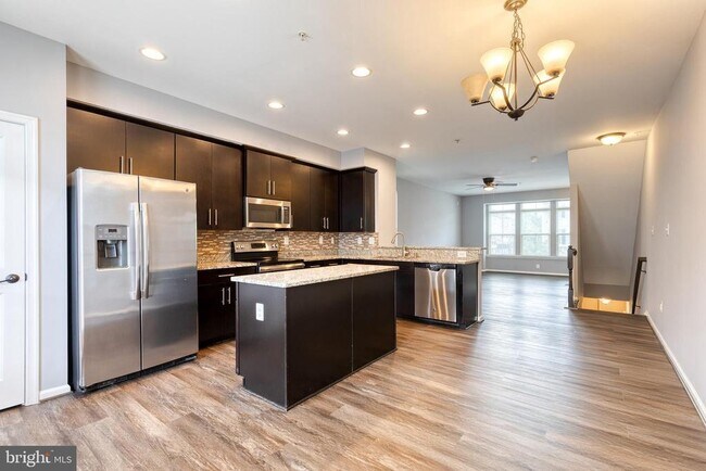 Building Photo - 613 Ravenwood Dr