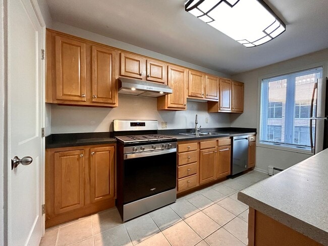 Building Photo - Cresent NE Apartments