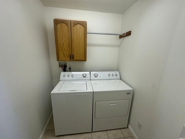 Building Photo - Desirable Kaysville Area/ 5 Bedroom Home