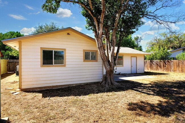 Building Photo - Move-In Ready 4-Bedroom Gem in the Heart of Schertz! - Realtor Commission: $500