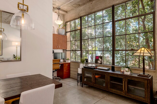 Building Photo - 300 Beale St