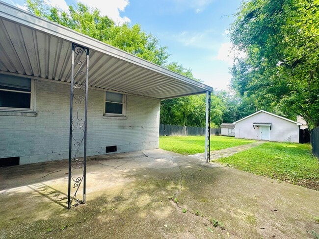 Building Photo - Cleveland Park Renovation!  Walking Distance to Everything! Jetted Shower - Fully Fenced - Garage...