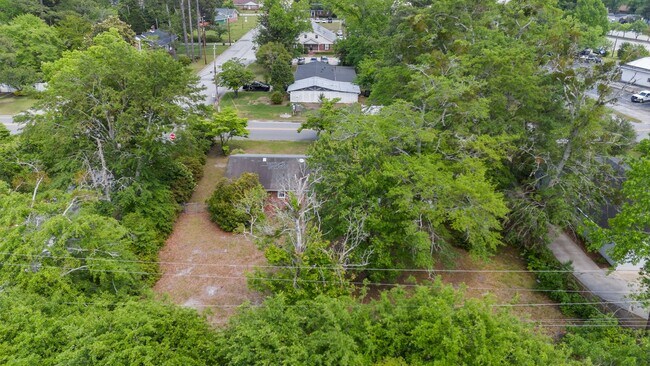 Building Photo - 607 Pinetree Dr