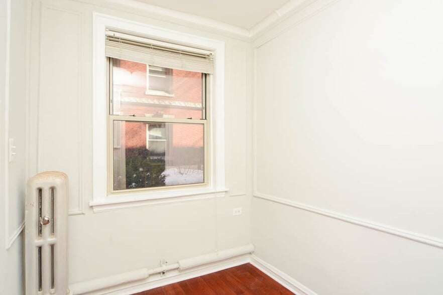 Building Photo - 529 W Surf St