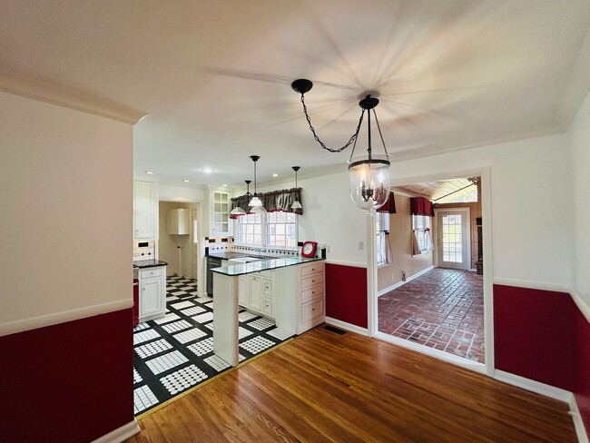 Building Photo - Absolutely gorgeous, remodeled home in beautiful location in Midtown Tulsa